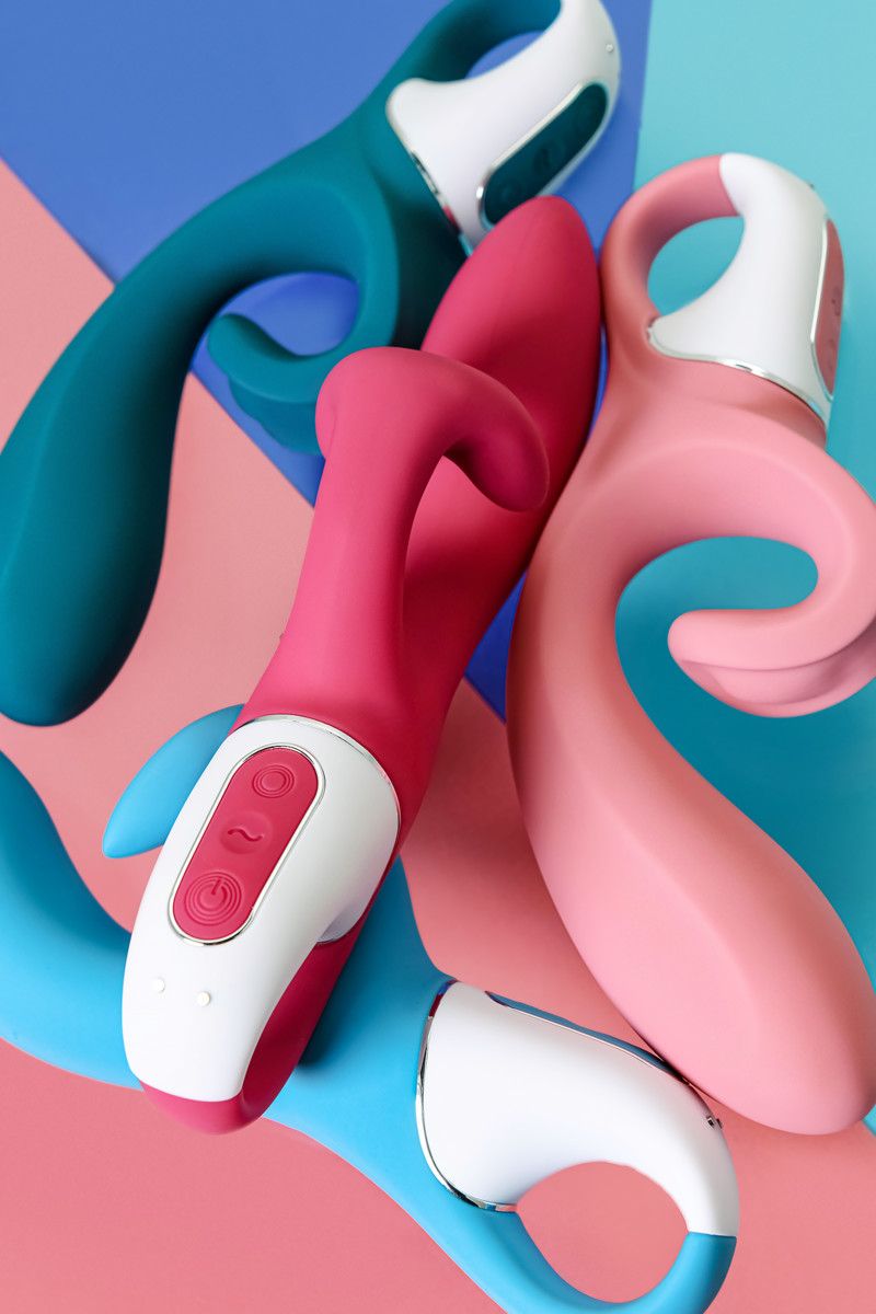 Вибратор-кролик с гибким клиторальным отростком Satisfyer Hug Me grayblue