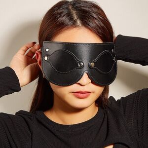 Черная БДСМ маска Kissexpo со съемными шорами на глаза
